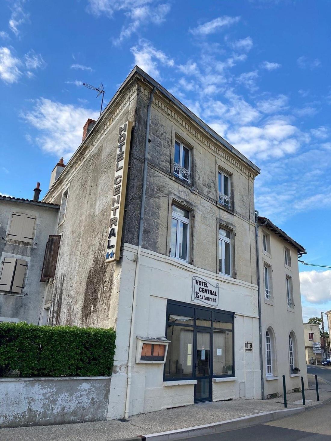 Hotel Central Chaunay Bagian luar foto