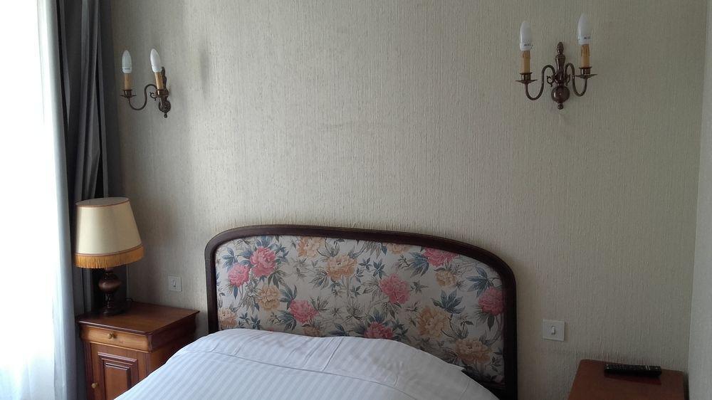 Hotel Central Chaunay Bagian luar foto