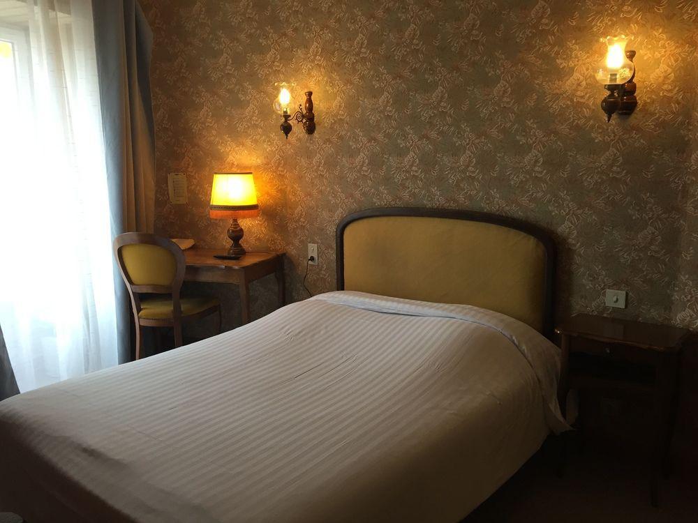 Hotel Central Chaunay Bagian luar foto