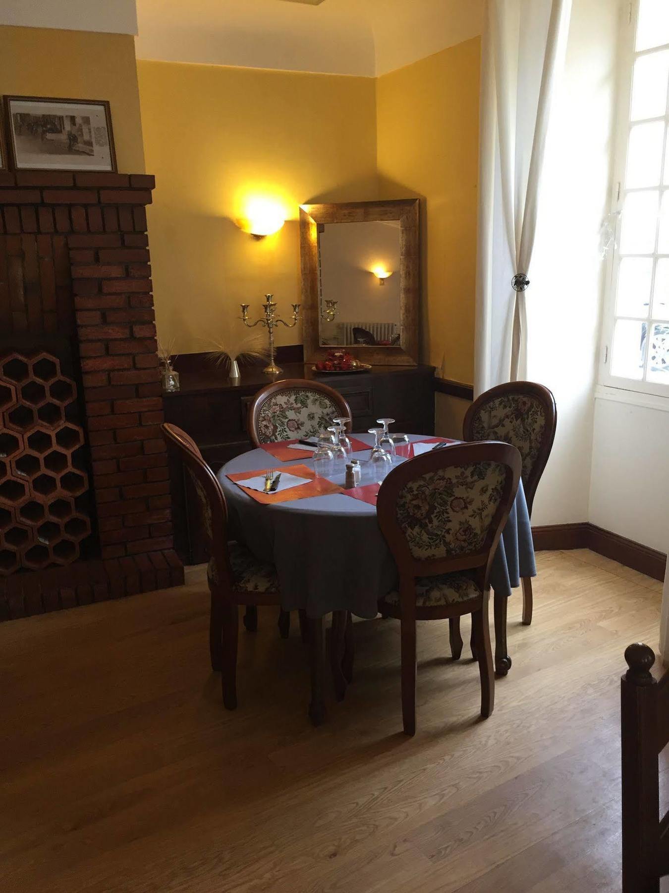 Hotel Central Chaunay Bagian luar foto