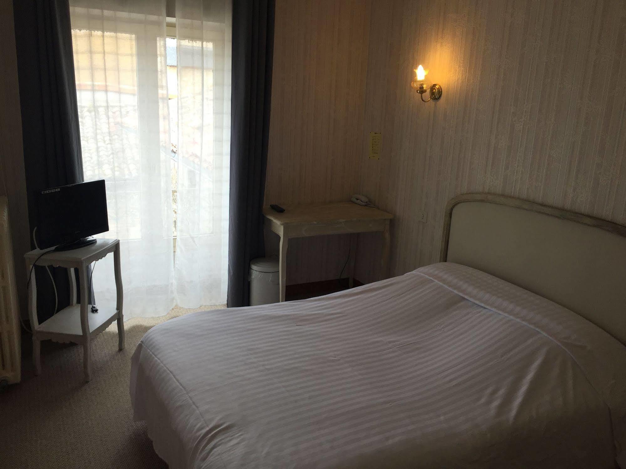 Hotel Central Chaunay Bagian luar foto